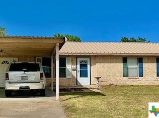 904 E Clayton St, Cuero, TX 77954