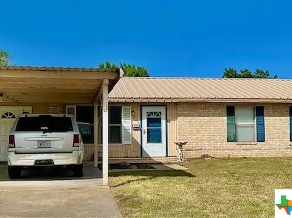 904 E Clayton St, Cuero, TX 77954