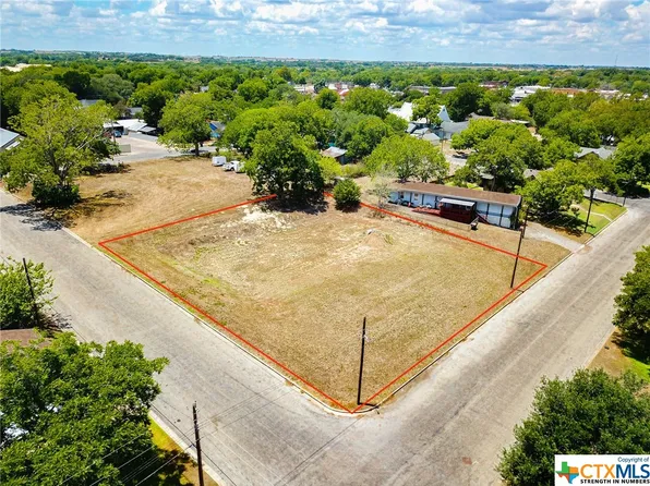 200 3rd St, Shiner, TX 77984