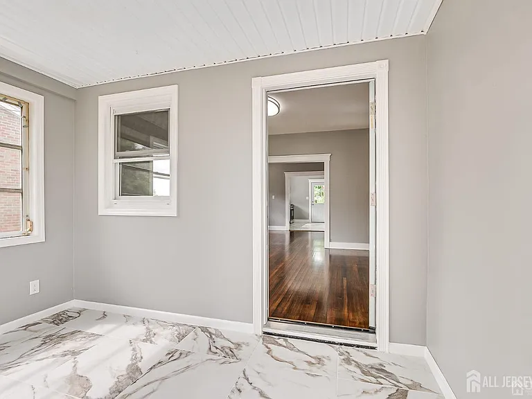 48 Johnson Pl — Photo 4