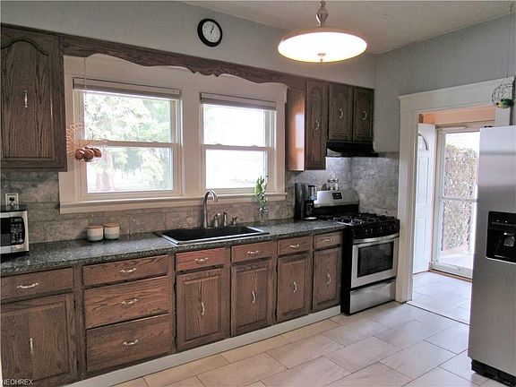 3rd image of 252 Bonnie Brae Ave NE