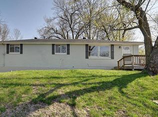 560 NW North Shore Dr, Lake Waukomis, MO 64151