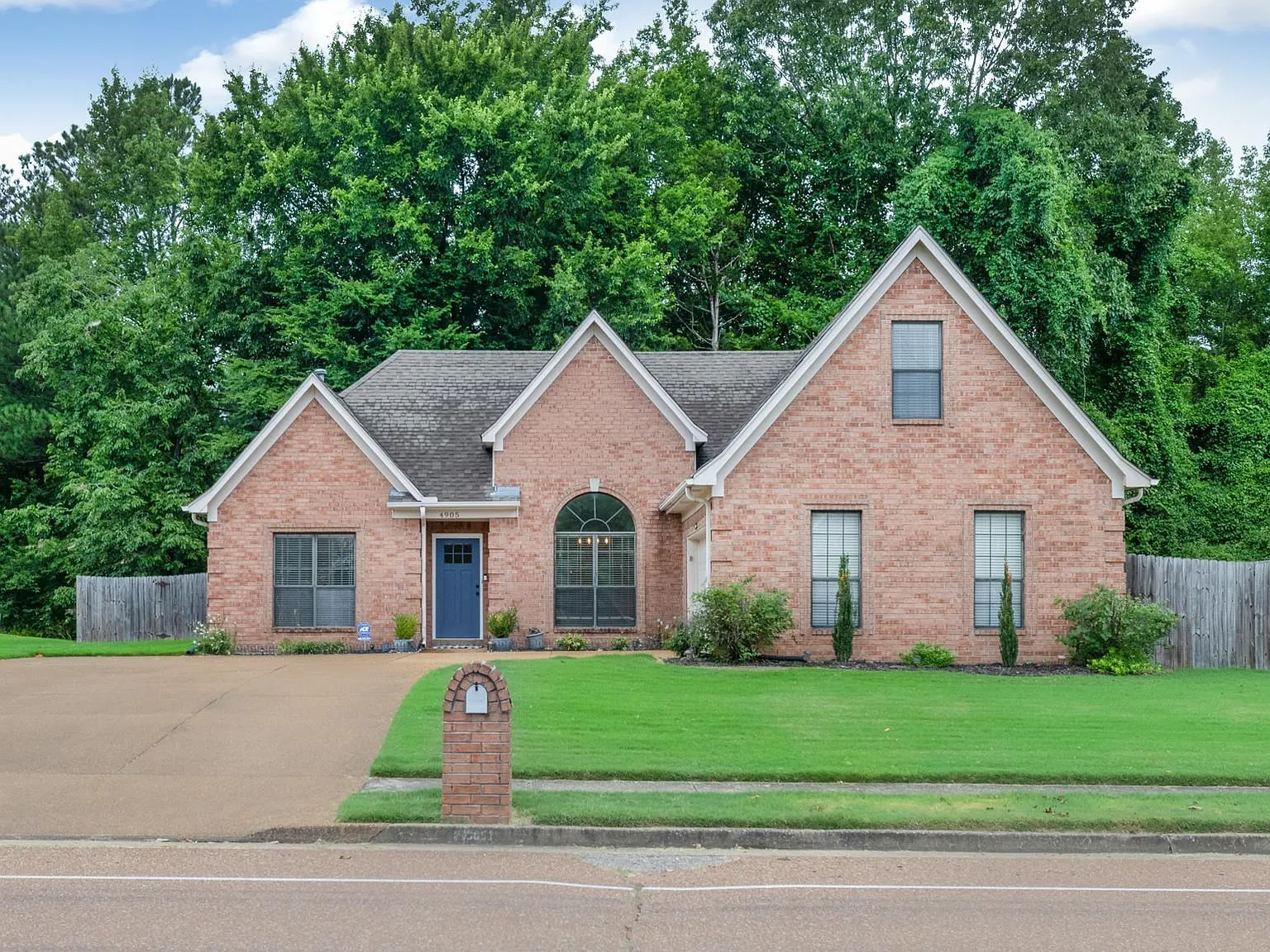 3 bed, 2.0 bath, 2169 sqft, $2,350 — Photo 1