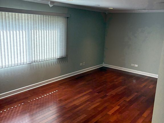 3rd image of 560 Vine Ave