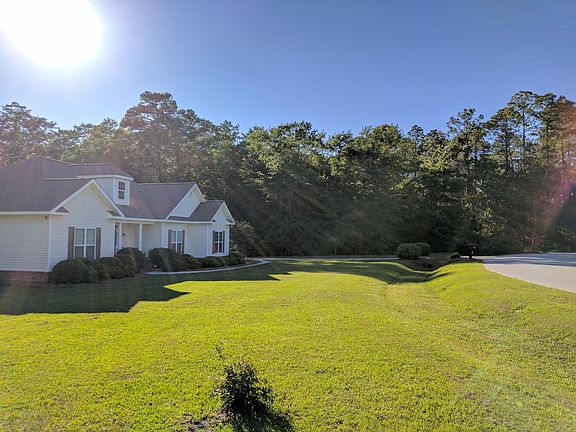 5th image of 215 Surrey Ln