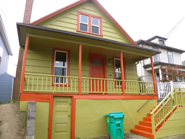122 NE Failing St