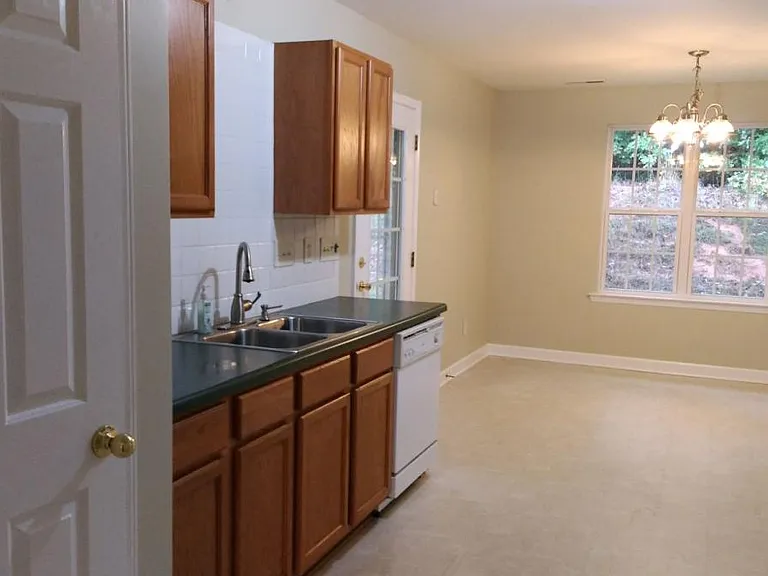 Kitchen & Dining