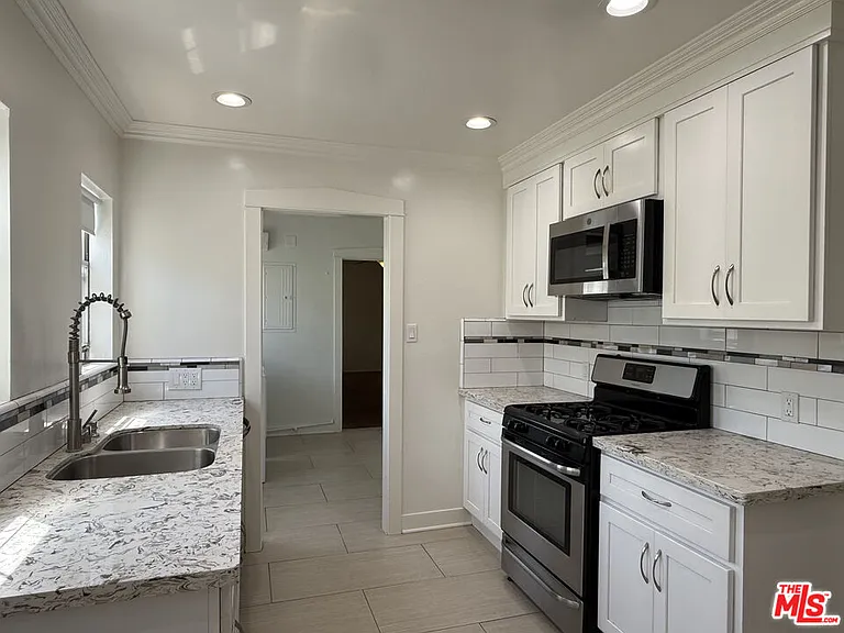 1249 S Tremaine Ave — Photo 22