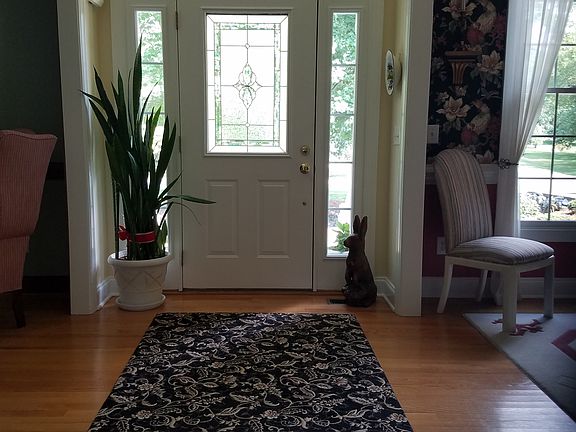 Entry w vaulted ceiling