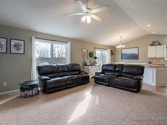 4th image of 10974 Douglas Dr
