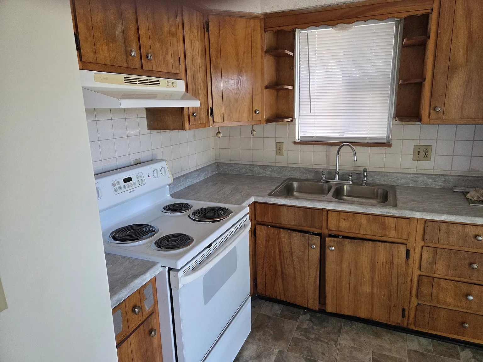 3 bed, 1000 sqft, $1,350 — Photo 2