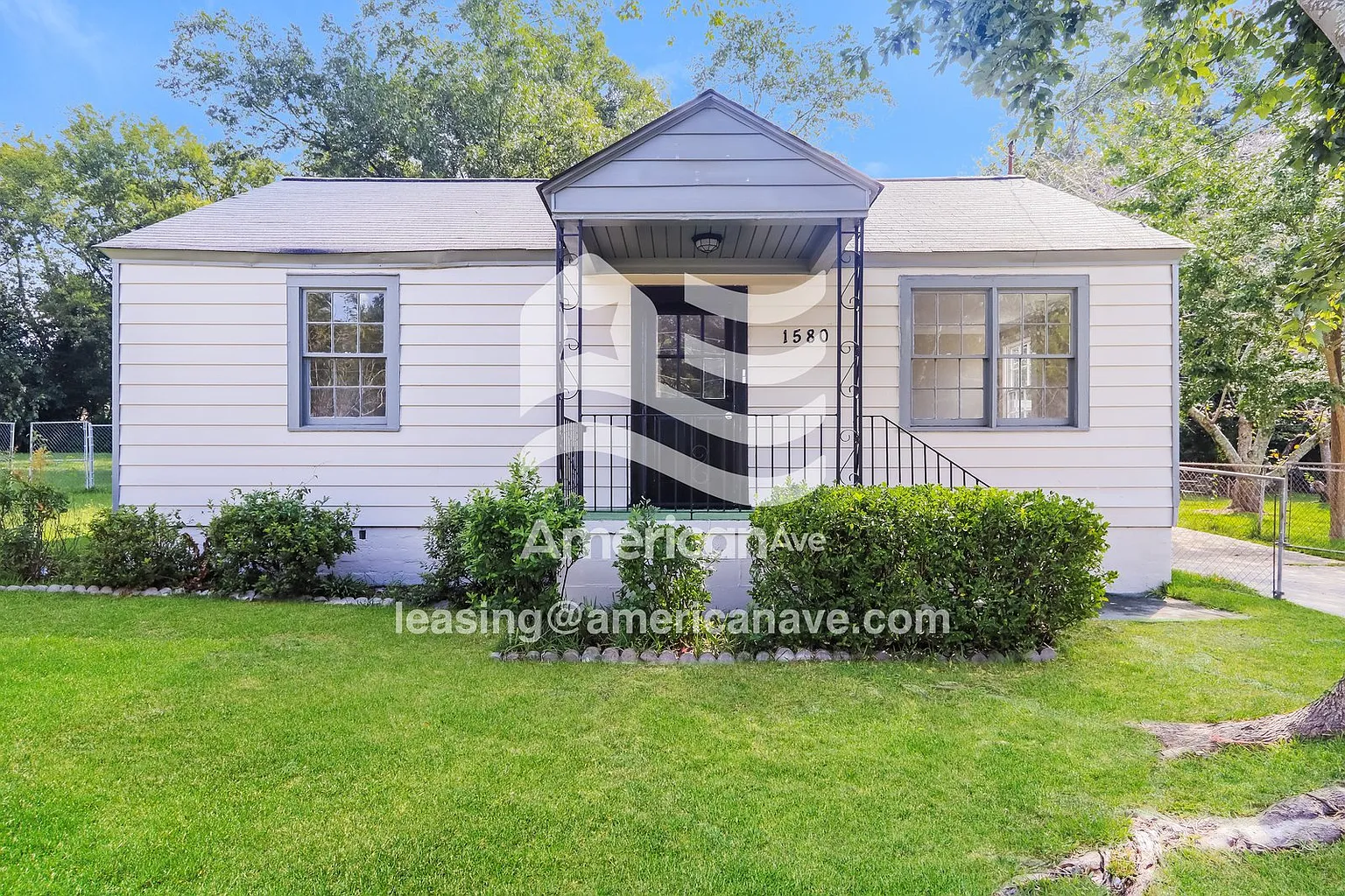 1580 Burton Ave photo 1