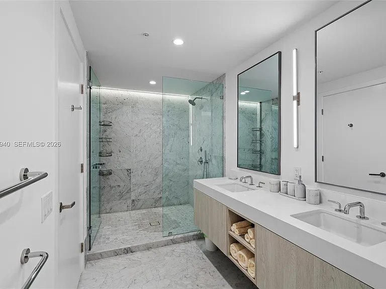 9221 E Bay Harbor Dr #408 — Photo 4