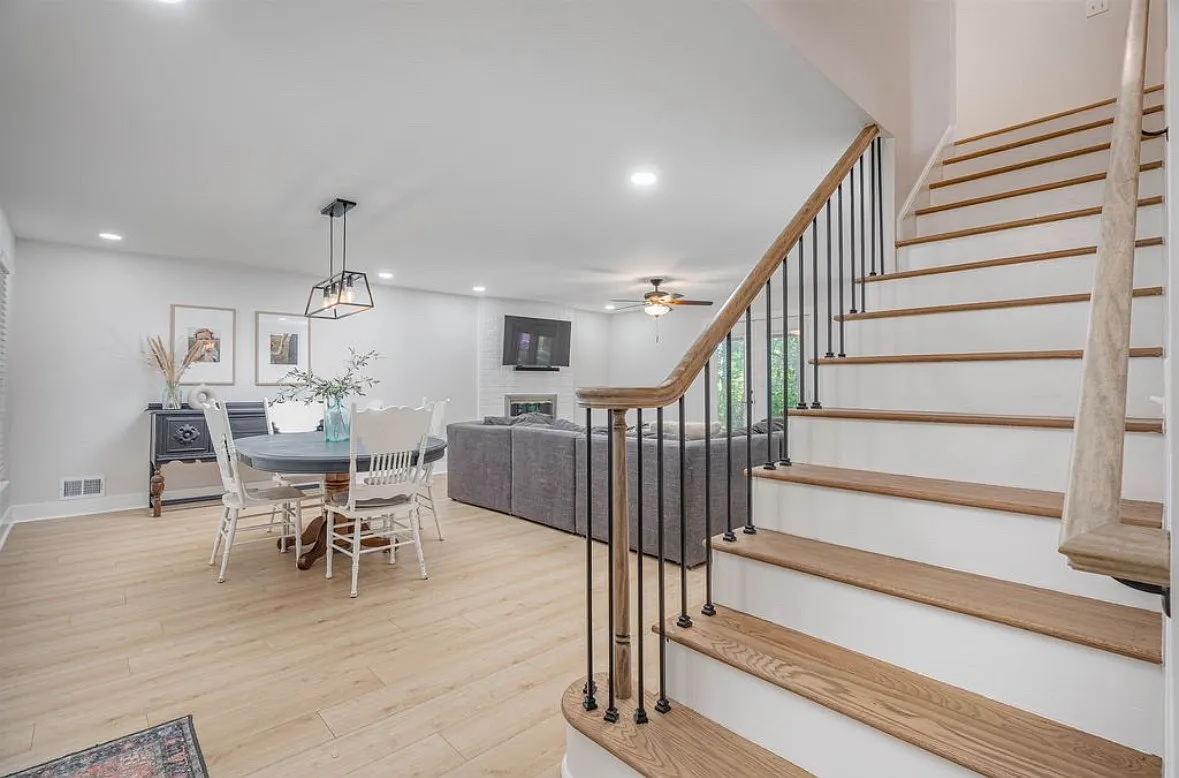 3 bed, 2211 sqft, $2,400 — Photo 3
