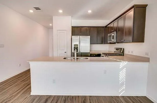 4 bed, 2.5 bath, 1965 sqft, $2,450 — Photo 2