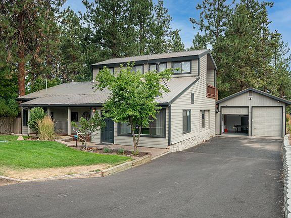 Drive way (4 cars maximum)