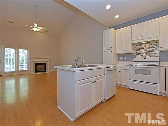 3rd image of 602 Carved Oak Dr