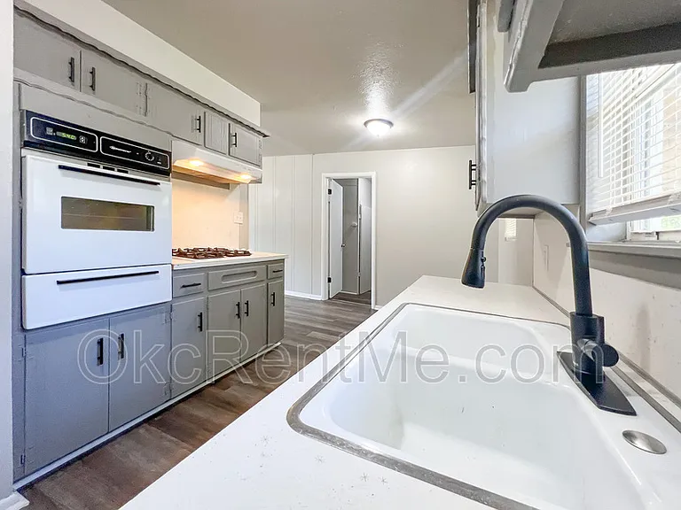1900 N Mitchell Dr — Photo 12