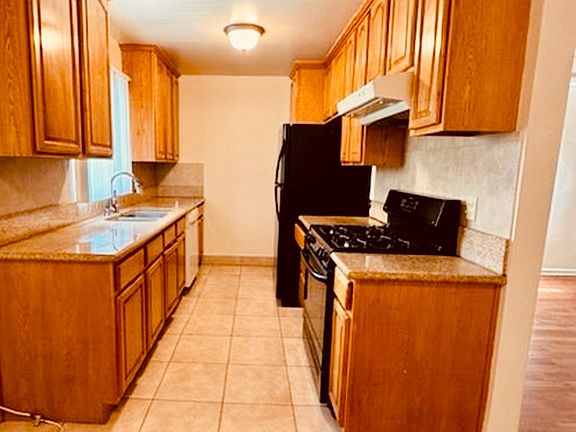 2nd image of 12921 Oxnard St APT 7
