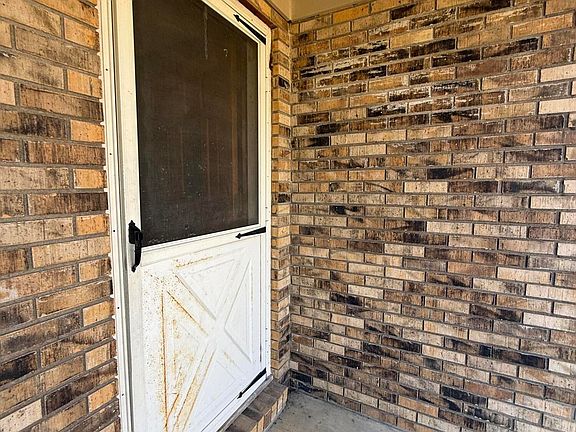 3rd image of 1010 Crockett Rd