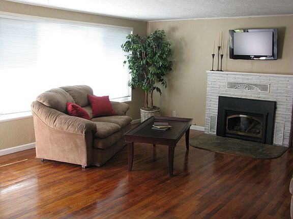 4th image of 1568 NE 5th Ave