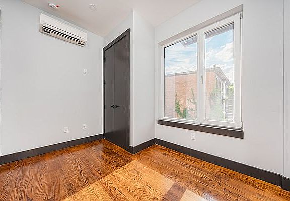 4th image of 145 Tompkins Ave #3R