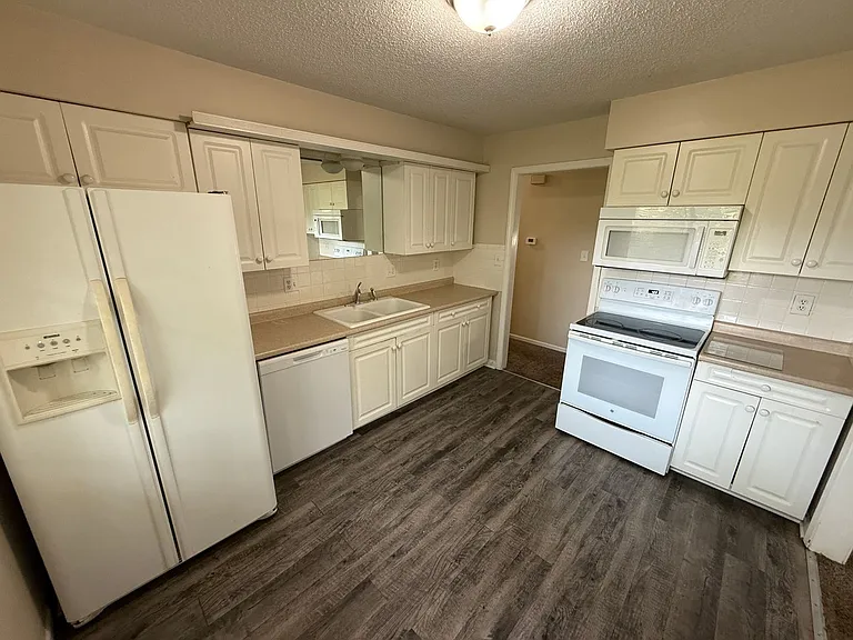308 NE Lakeview Dr — Photo 5