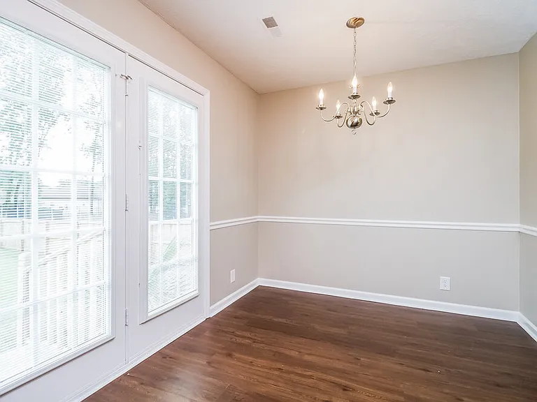 222 Niagra Ln — Photo 3