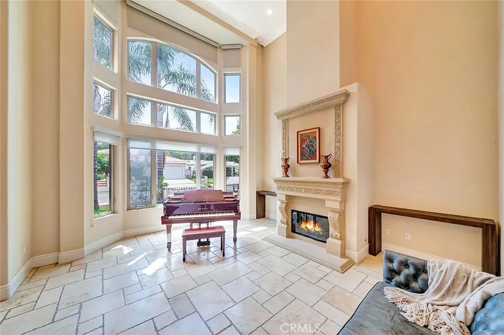 6 bed, 4.5 bath, 5380 sqft, $15,000 — Photo 3