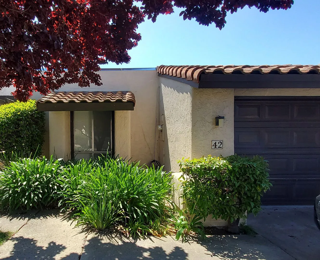 3bd/2ba Home with Two Car Garage — Photo 1