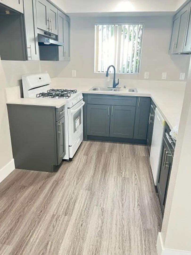 Walnut Apartments — Photo 3