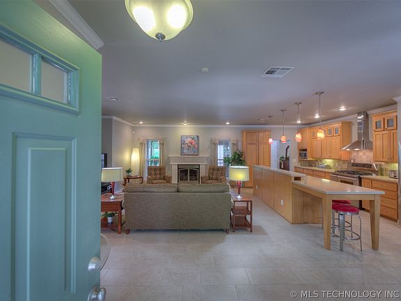 4th image of 221 Waterford St