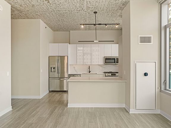 3rd image of 808 N Wells St #2/1