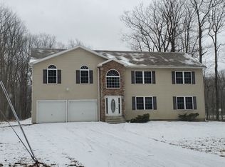 5288 Hummingbird Dr, Pocono Summit, PA
