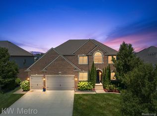 19813 Glimmer Dr, Macomb, MI 48042