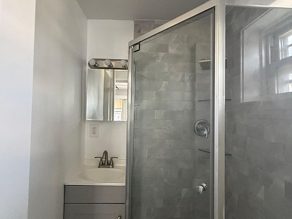 5th image of 138 Davenport Ave