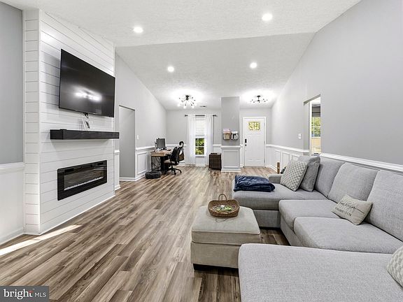 4th image of 37043 Newlands St