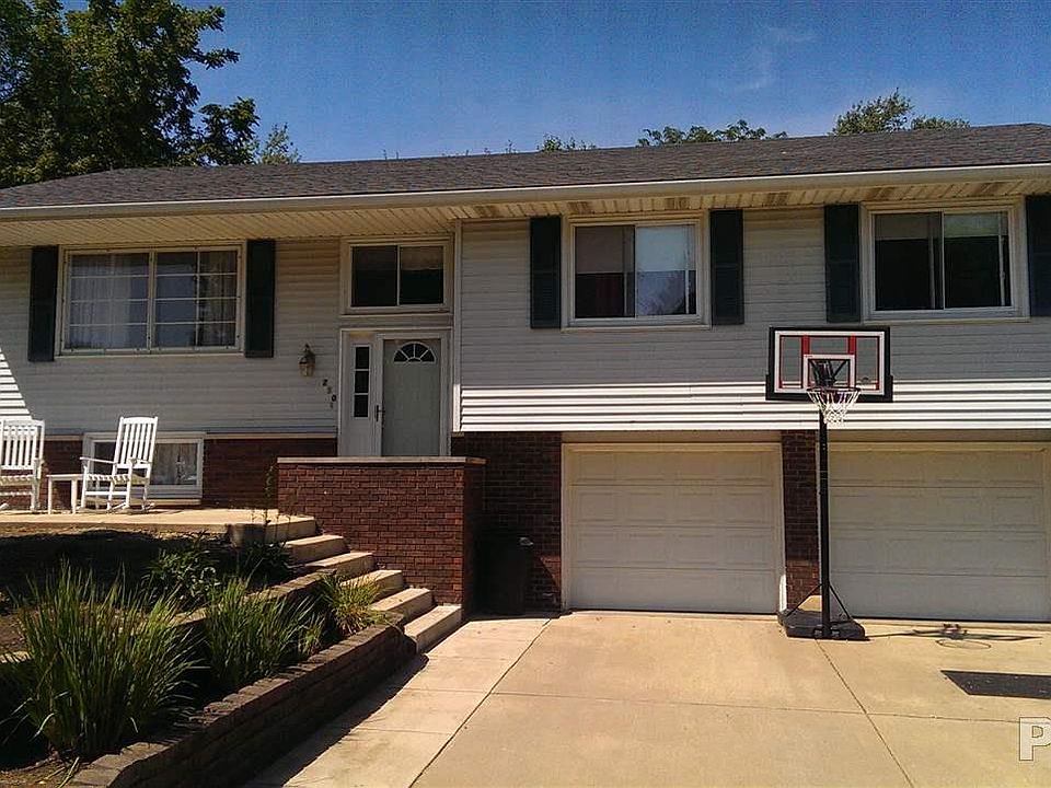 1st image of 210 Whispering Oaks Dr