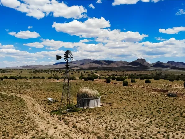 35 E Wagon Bow Rd, Wikieup, AZ 85360