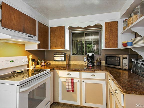 3rd image of 18414 Broadway Ave