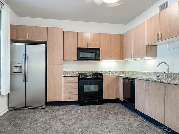 3rd image of 1465 C St Unit 3201