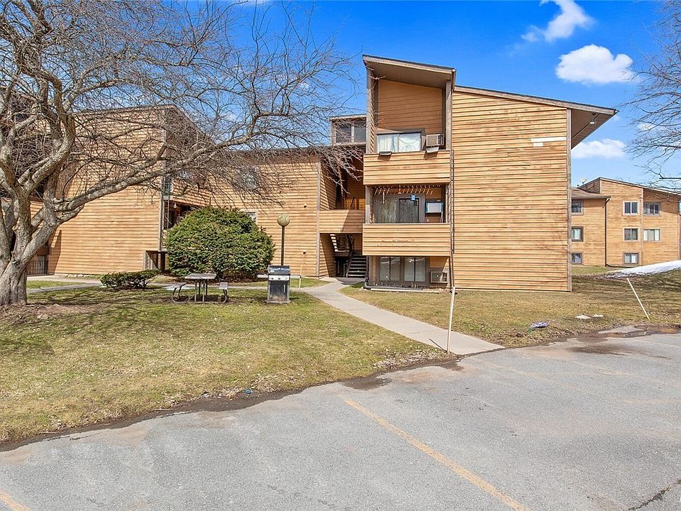 1st image of 570 Village Blvd N
