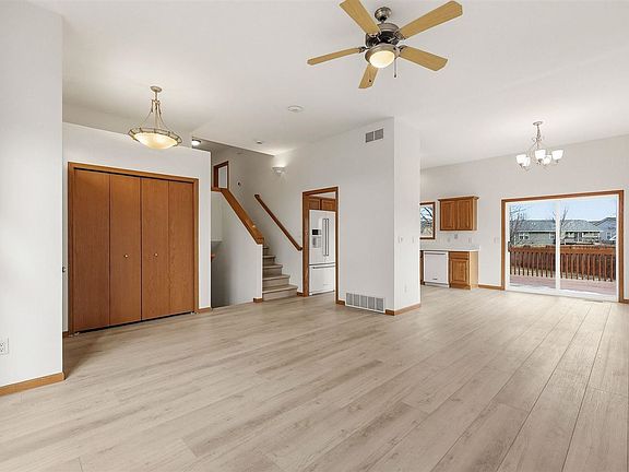 5th image of 1078 Bay Hill Cir
