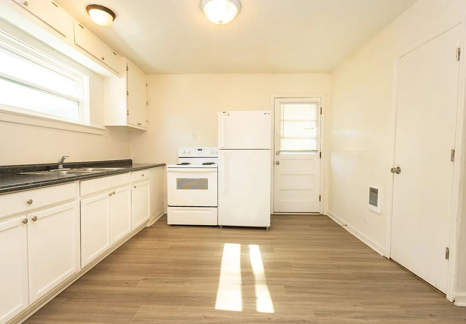 2 bed, 1.0 bath, $875 — Photo 4