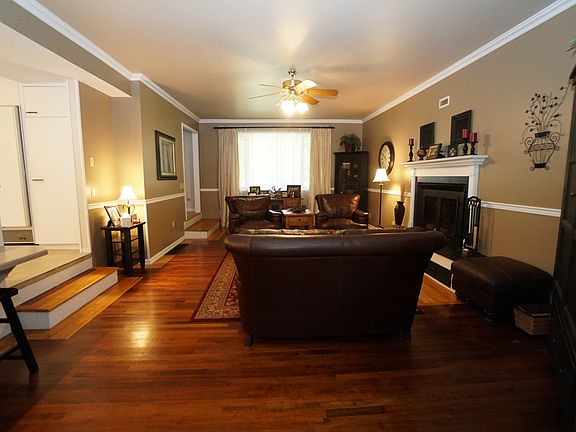 3rd image of 3238 Camelot Dr