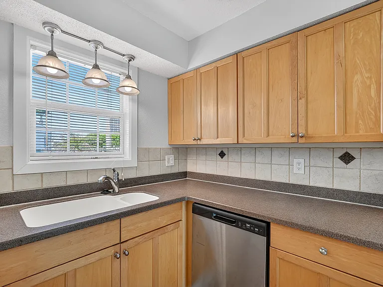 437 N Oleander Ave — Photo 9