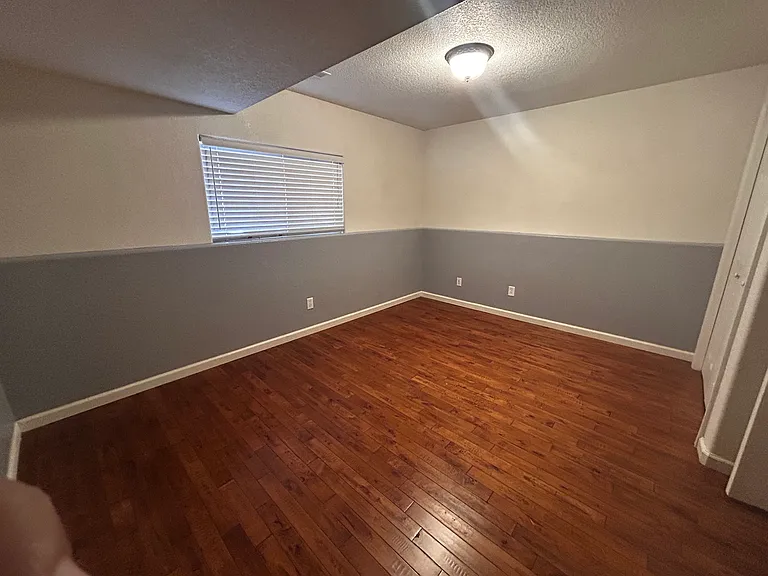 2401 Crestwood Ln — Photo 5