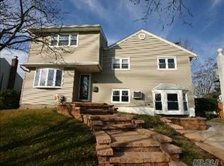 30 Pembroke Dr, Massapequa, NY 11758
