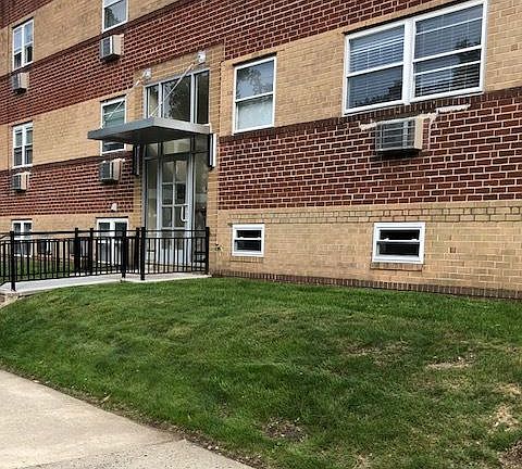 2nd image of 601 Park Ln