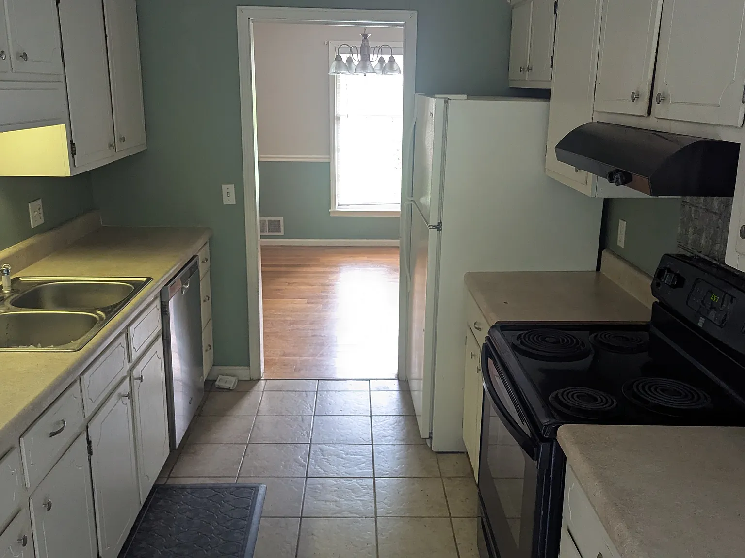 3 bed, 3276 sqft, $1,900 — Photo 2